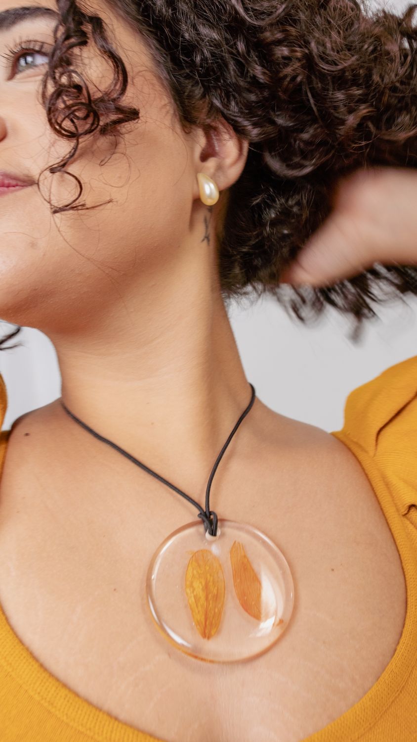 COLAR RESINA - CIRCULAR - FOLHAS MOSTARDA