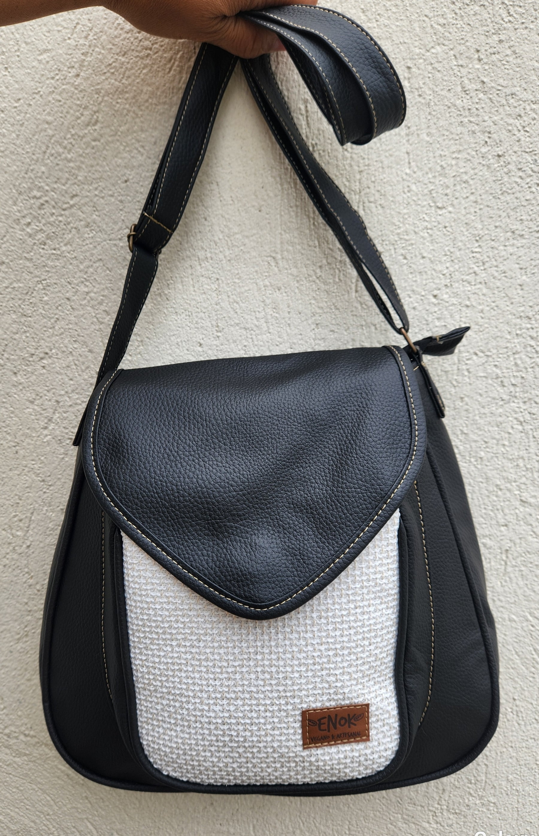 BOLSA VEGANA - SAPOTI- PRETA E BRANCA