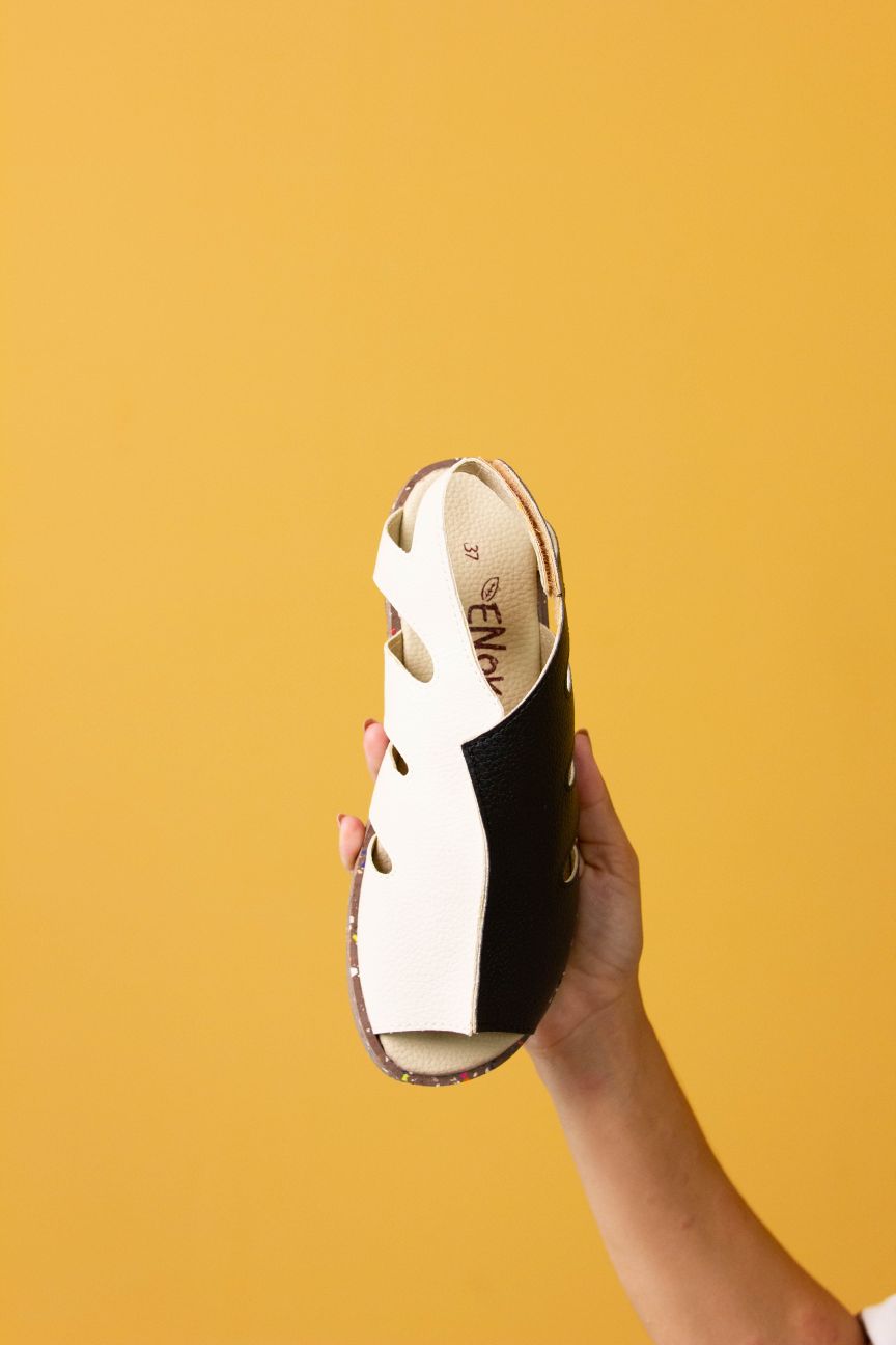 SANDÁLIA VEGANA - SOFIA - PRETA E BRANCA