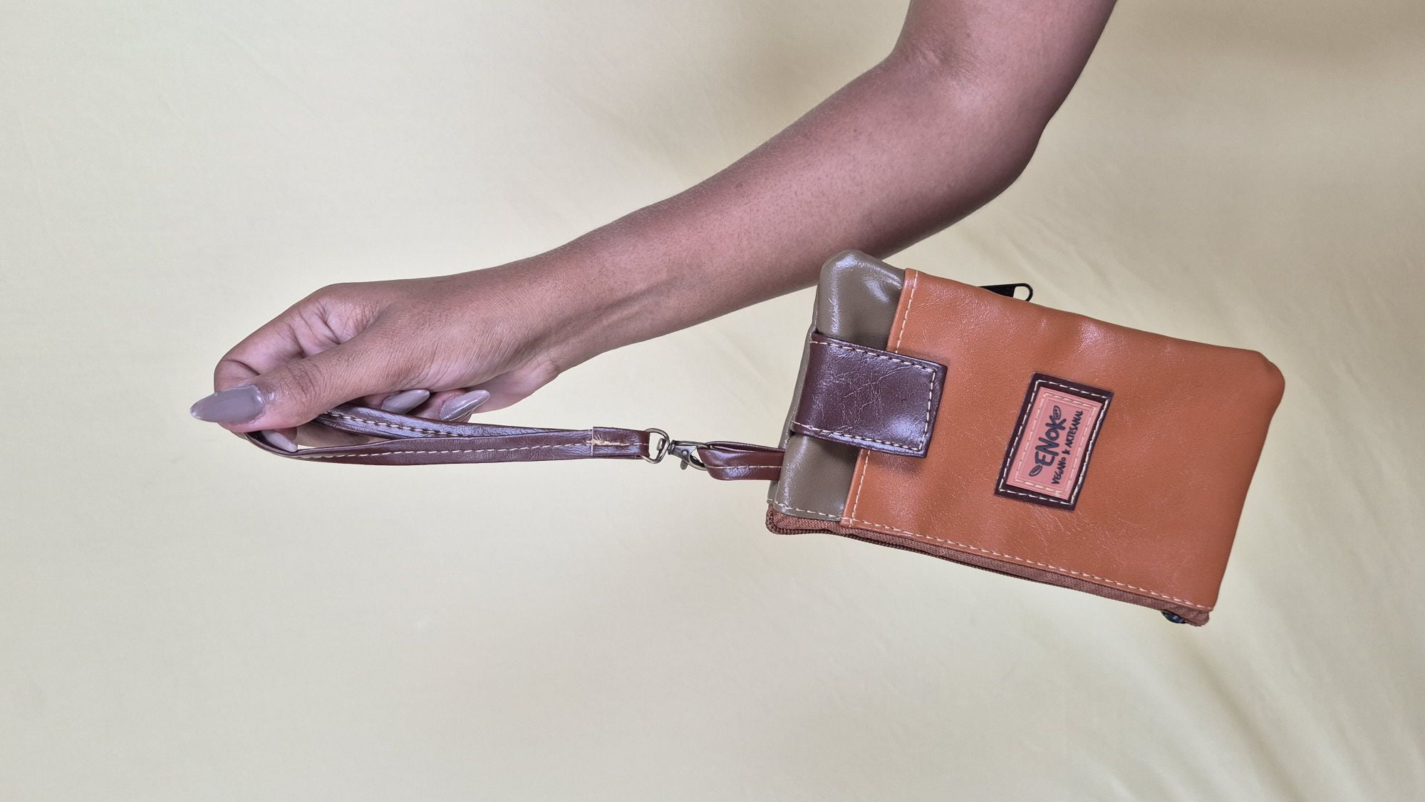 NECESSAIRE PORTA CELULAR VEGANO - CARAMBOLA