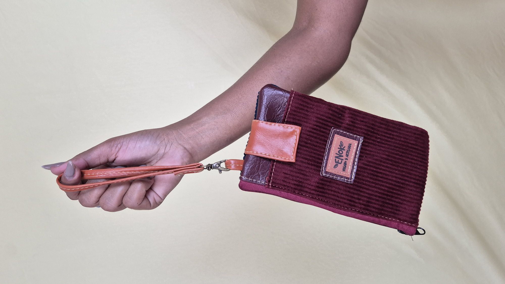 NECESSAIRE PORTA CELULAR - VELUDO VINHO