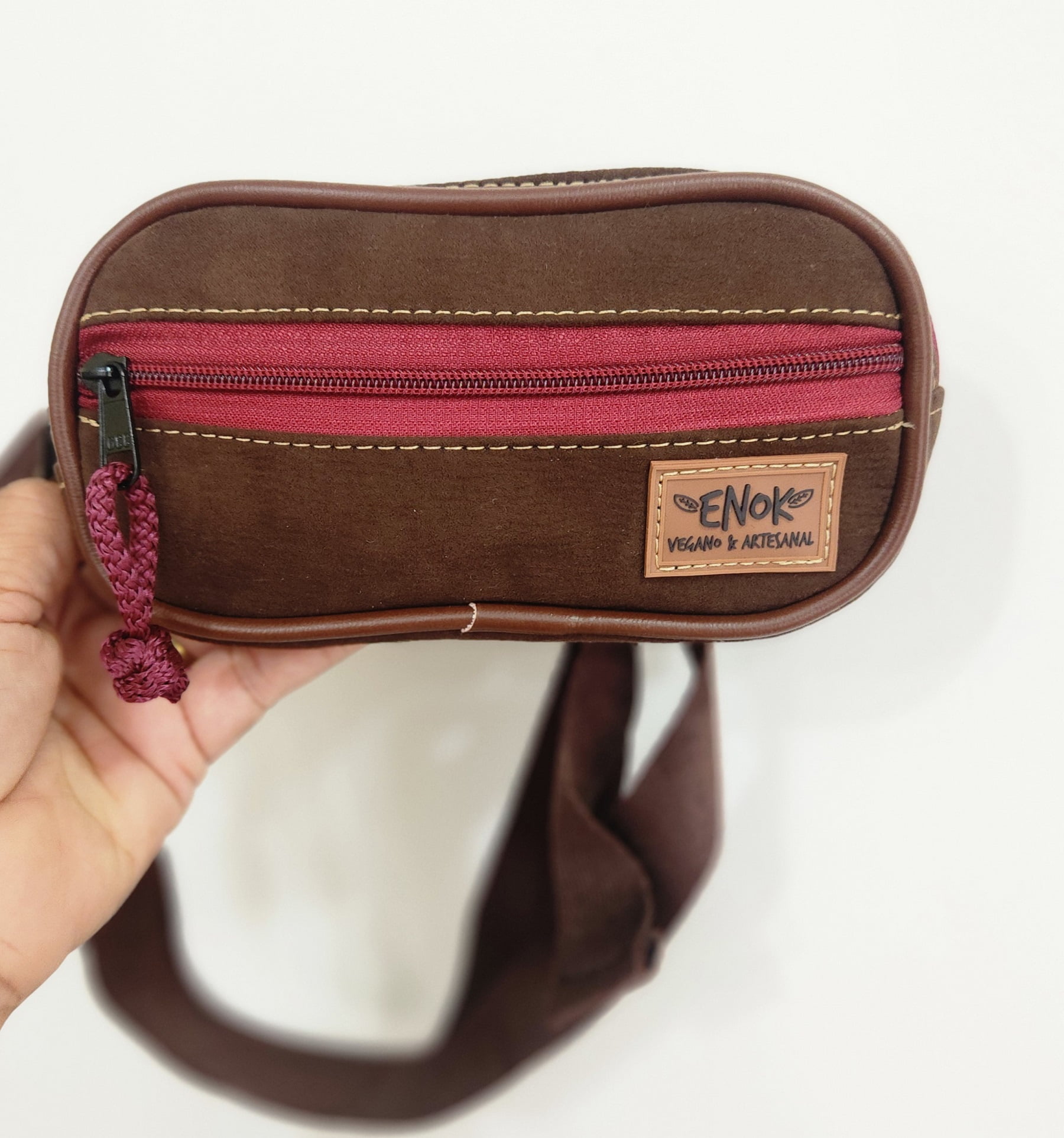 POCHETE VEGANA -FREVO CAMURÇA MARROM