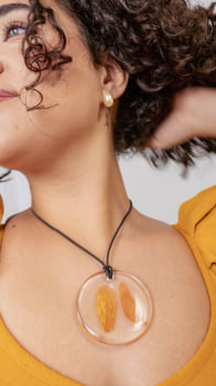 COLAR RESINA - CIRCULAR - FOLHAS MOSTARDA
