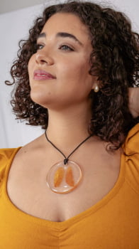 COLAR RESINA - CIRCULAR - FOLHAS MOSTARDA