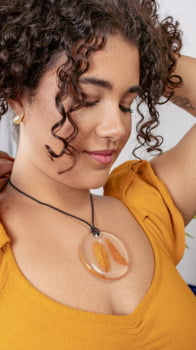COLAR RESINA - CIRCULAR - FOLHAS MOSTARDA