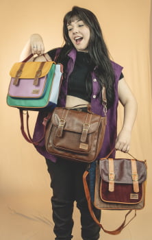 BOLSA/MOCHILA VEGANA - AMORA- LÁPIS DE COR