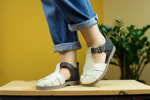 SANDALIA VEGANA - OLIVIA - OFF WHITE C/PRETO