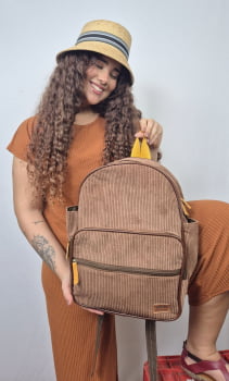 MOCHILA VEGANA - HELENA - VELUDO CARAMELO