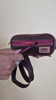 POCHETE VEGANA -FREVO CAMURÇA MARROM